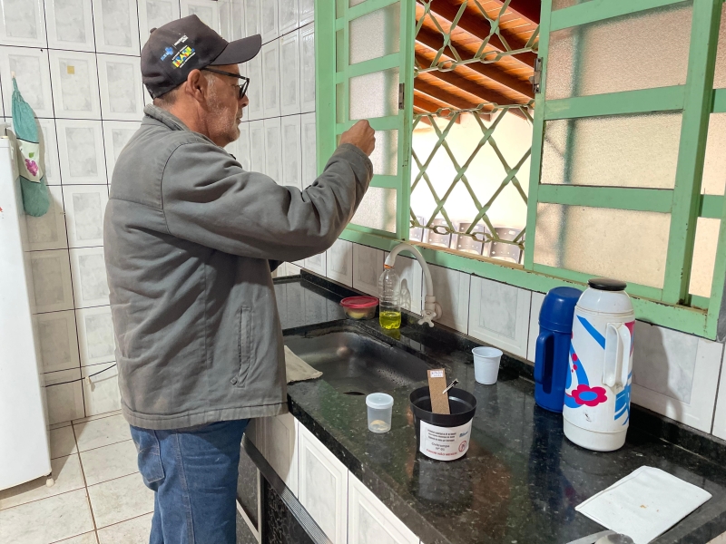 Agentes de Endemias instalam 9 ovitrampas para reforçar combate ao Aedes aegypti