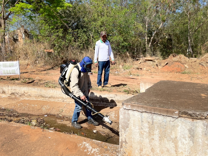 Vetores faz combate ao Aedes aegypti com ação de borrifação em bueiros e ferro-velho