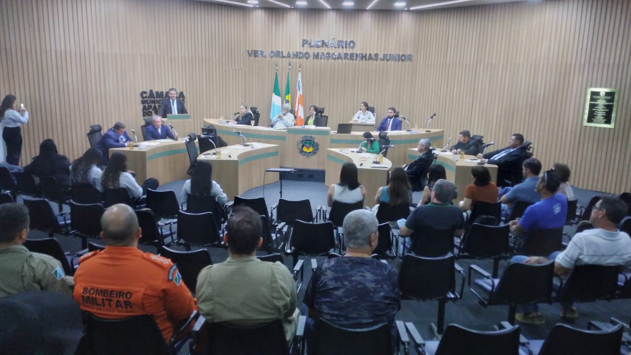 Câmara entrega moção de pesar e aprova projeto de videomonitoramento no transporte escolar