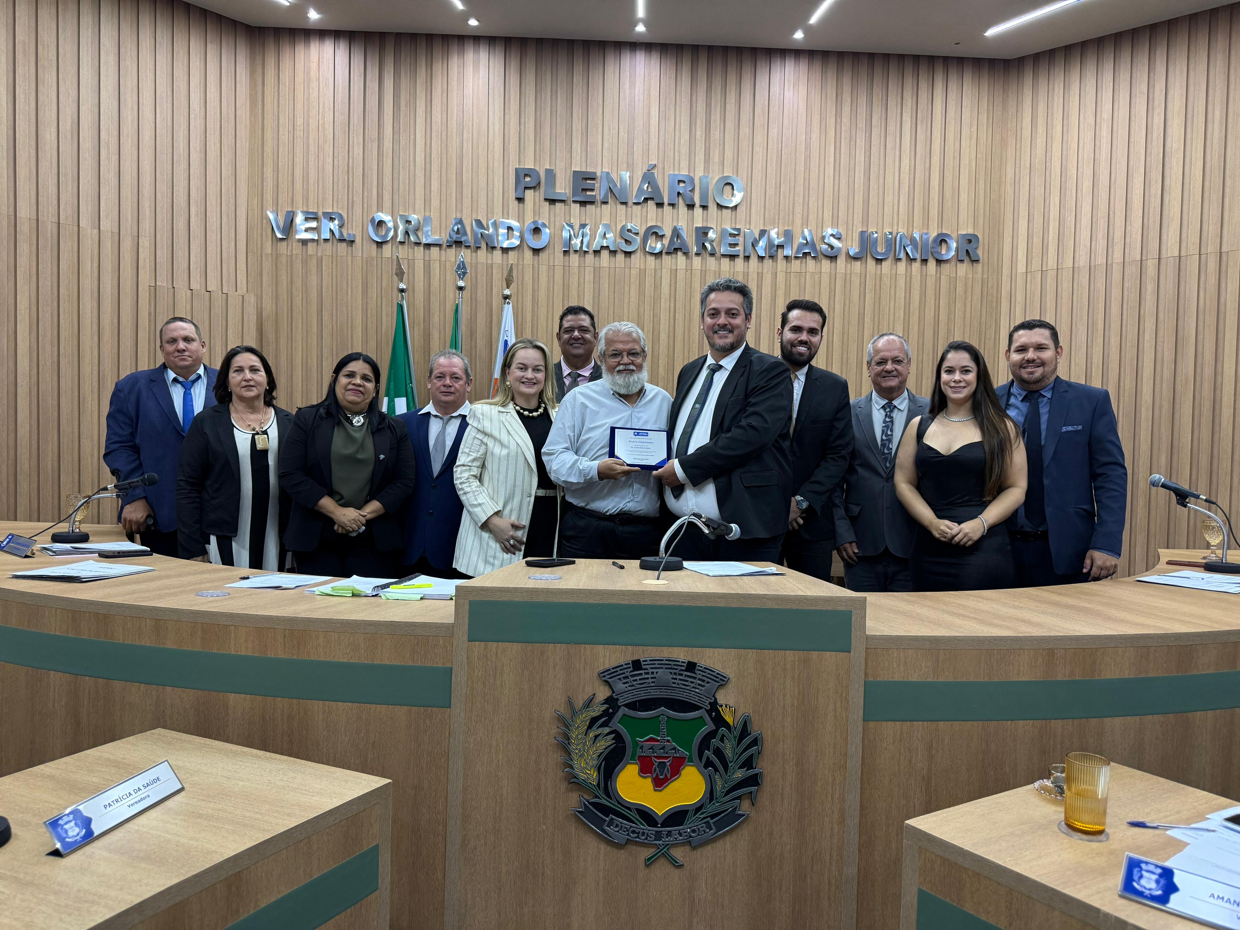 Vereadores encaminham indicações, aprovam projetos de lei e homenageiam Dr. James