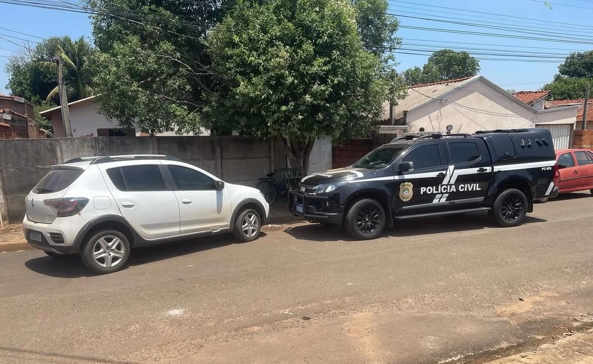 Polícia cumpre mandados e prende dupla por tráfico de drogas