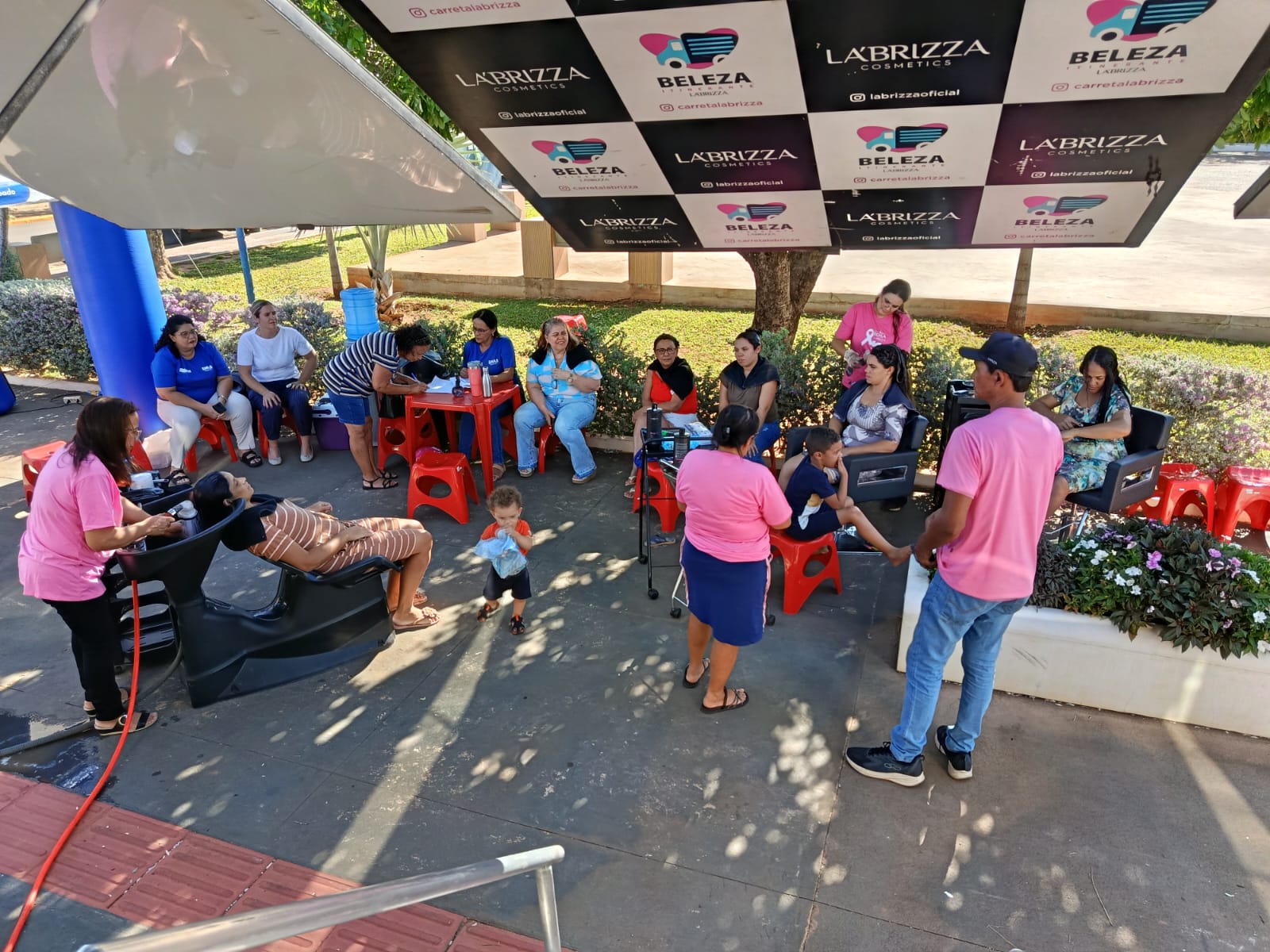 Carreta da Beleza atende gratuitamente