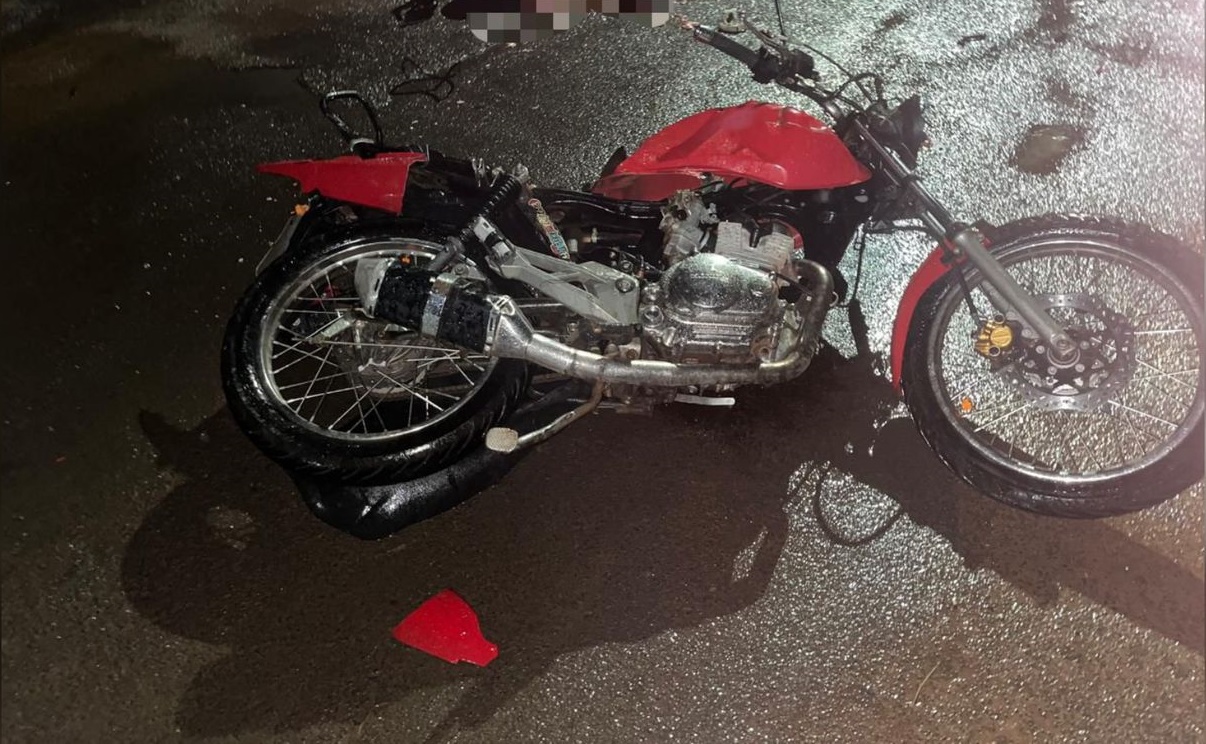 Homem morre após colidir moto em caçamba de entulhos