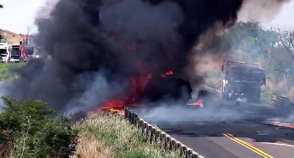 BR-158 fica interditada após carreta pegar fogo 
