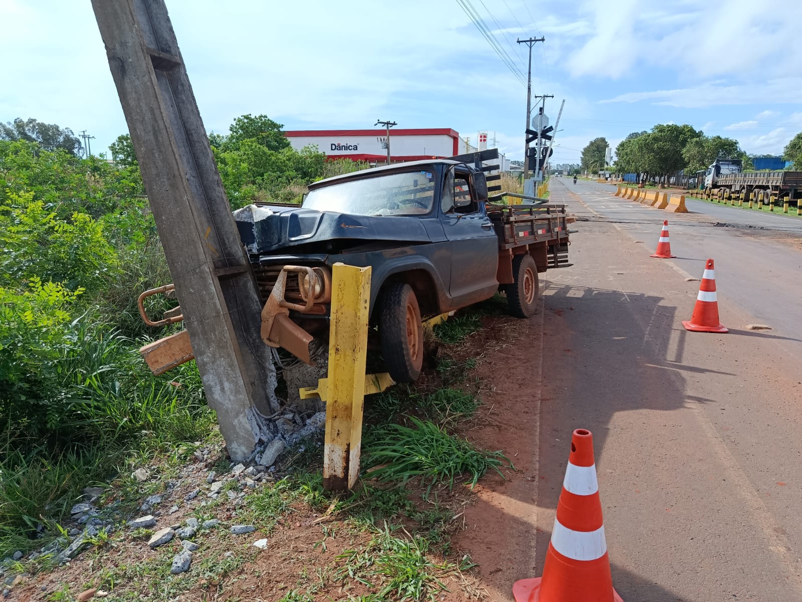 Caminhonete bate em poste, e bairros ficam sem energia elétrica