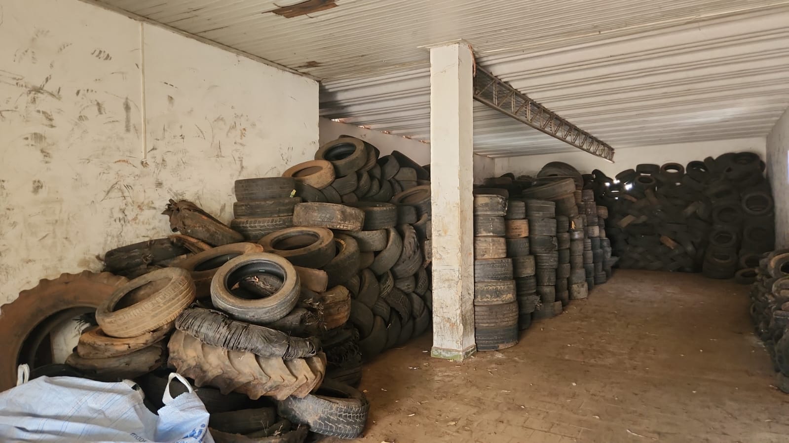 População é orientada sobre entrega de pneus no Ecoponto e acondicionamento do lixo