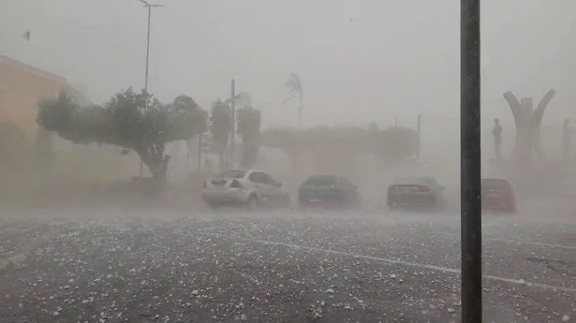 Temporal com granizo causa estragos em cidades do interior de SP