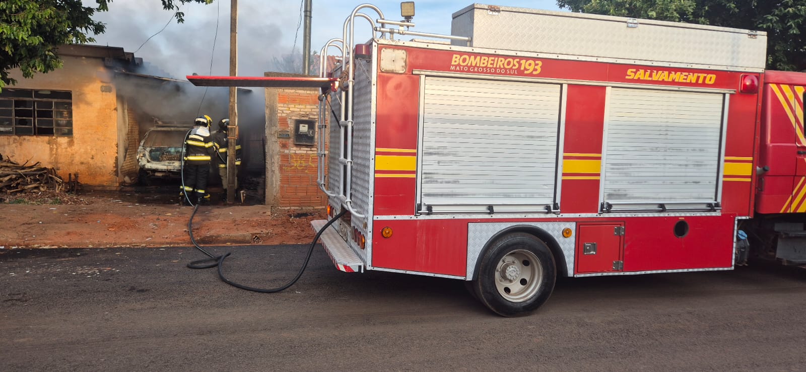 Carro é incendiado em residência no Jardim Brandine, em Aparecida do Taboado