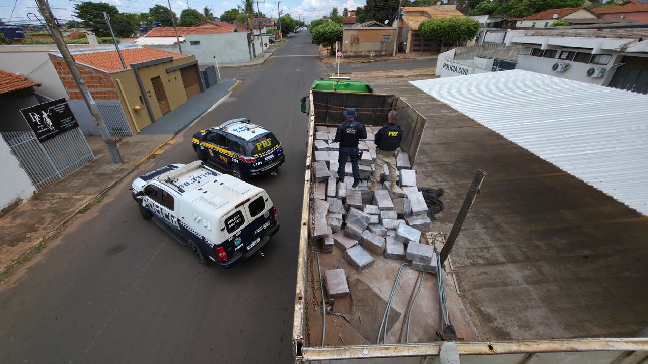 Operação policial intercepta caminhão com quase 5,7 toneladas de maconha