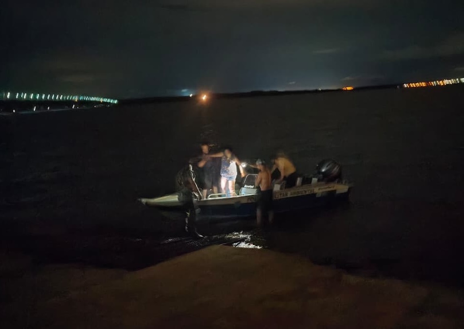 Policiais ambientais resgatam família à deriva no Rio Paraná em Aparecida do Taboado