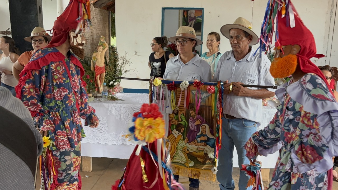 Tradição centenária reúne fiéis na saída da Folia dos Santos Reis em Aparecida do Taboado