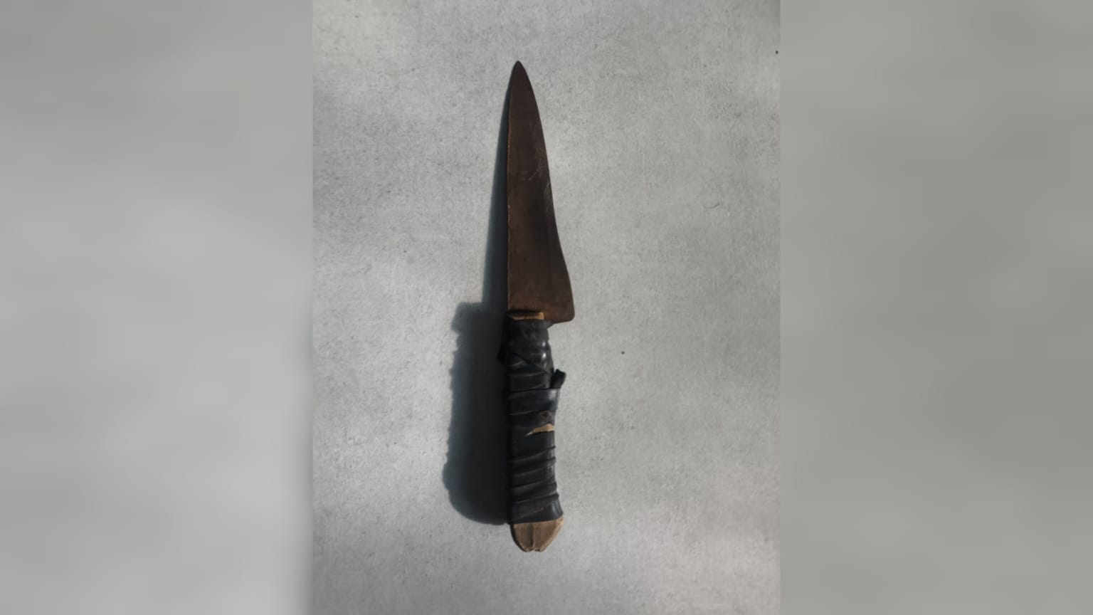 Homem em surto, nu, ameaça moradores com faca e rouba motocicleta