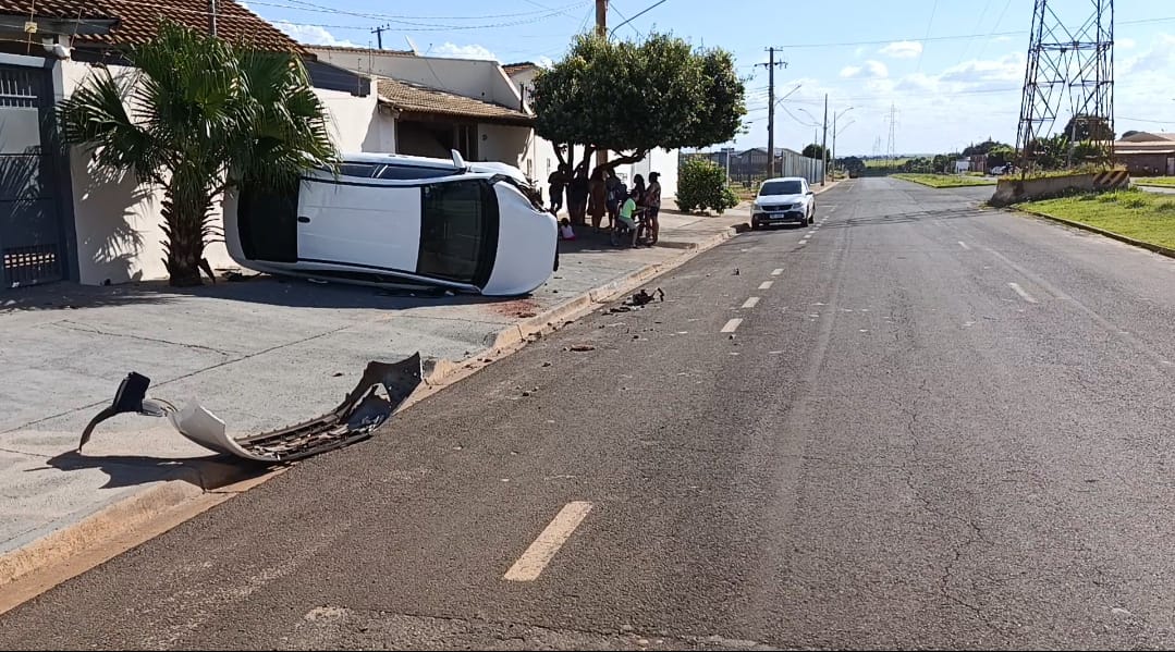Veículo colide com portão, muro e tomba no Jardim Samara
