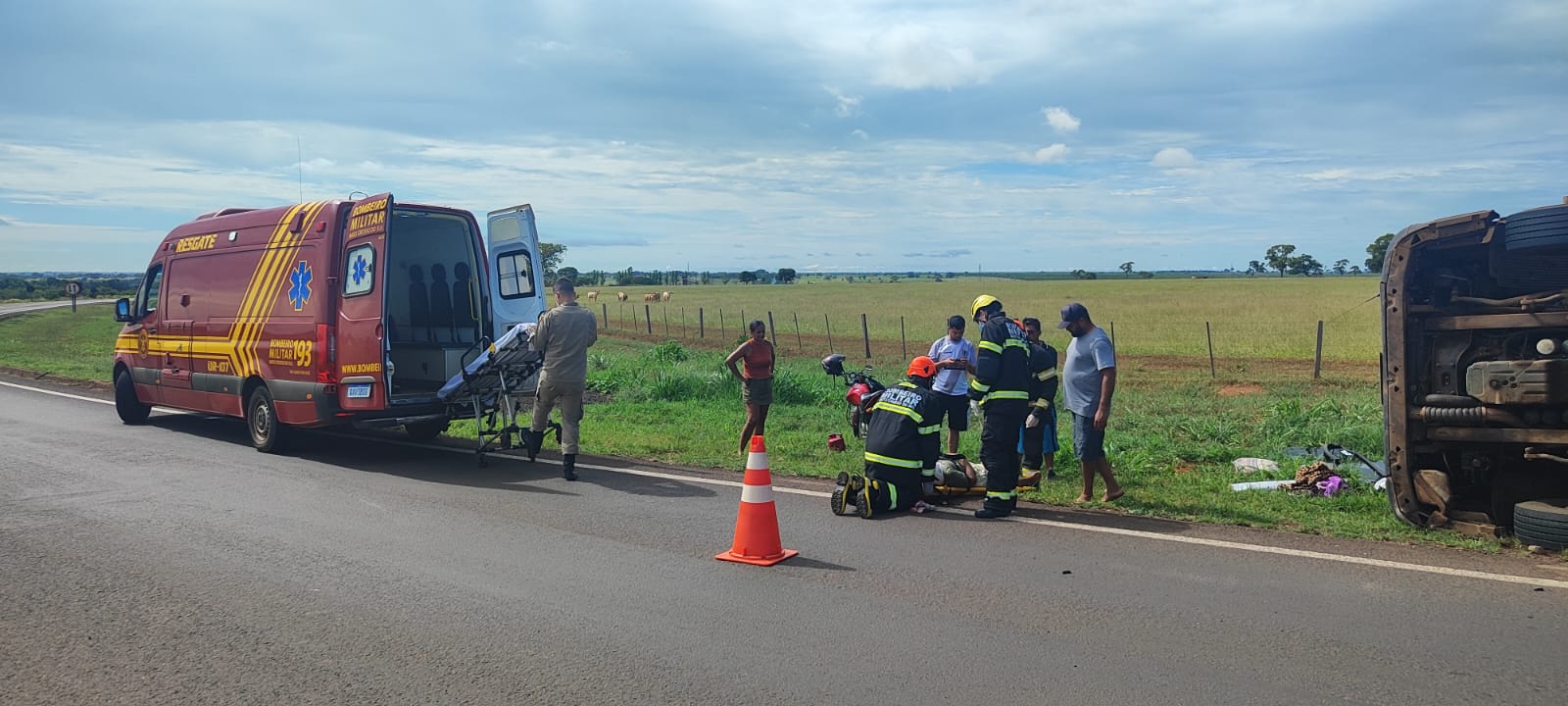 Criança fica ferida após tombamento de carreta 