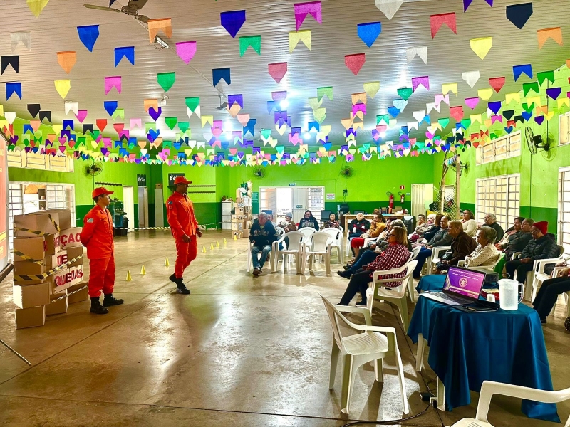 Corpo de Bombeiros orienta idosos sobre prevenção de quedas em Aparecida do Taboado