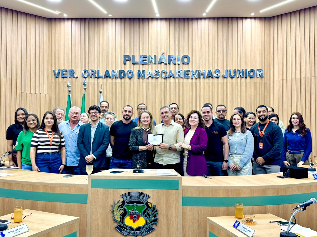 Empresário, comerciantes e professora recebem moções de congratulações do Legislativo