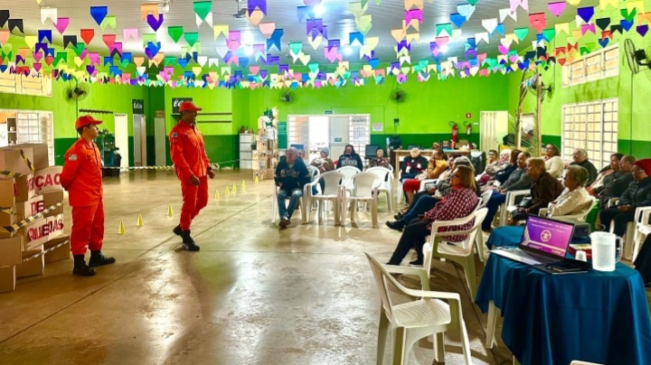 Corpo de Bombeiros orienta idosos sobre prevenção de quedas em Aparecida do Taboado