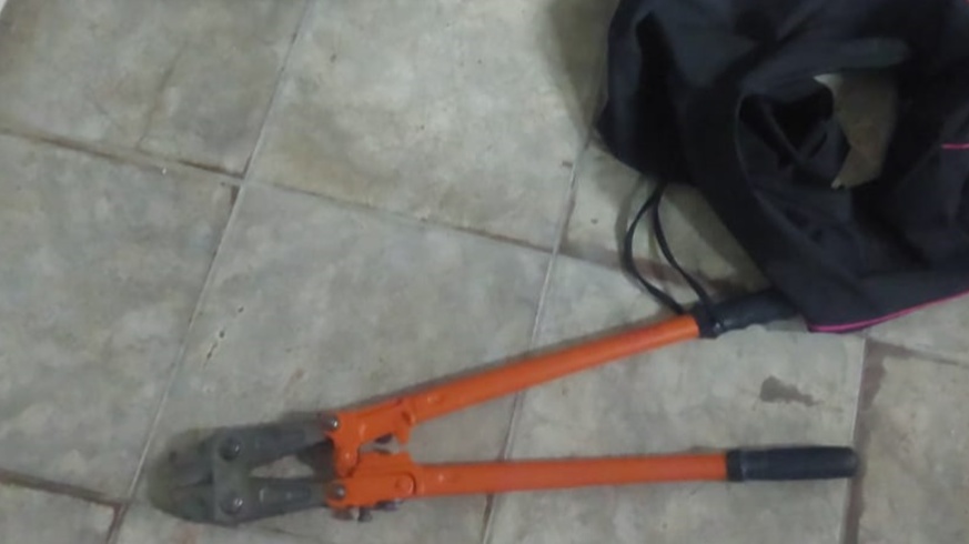 Mulher é detida após ser flagrada dentro de padaria durante tentativa de furto