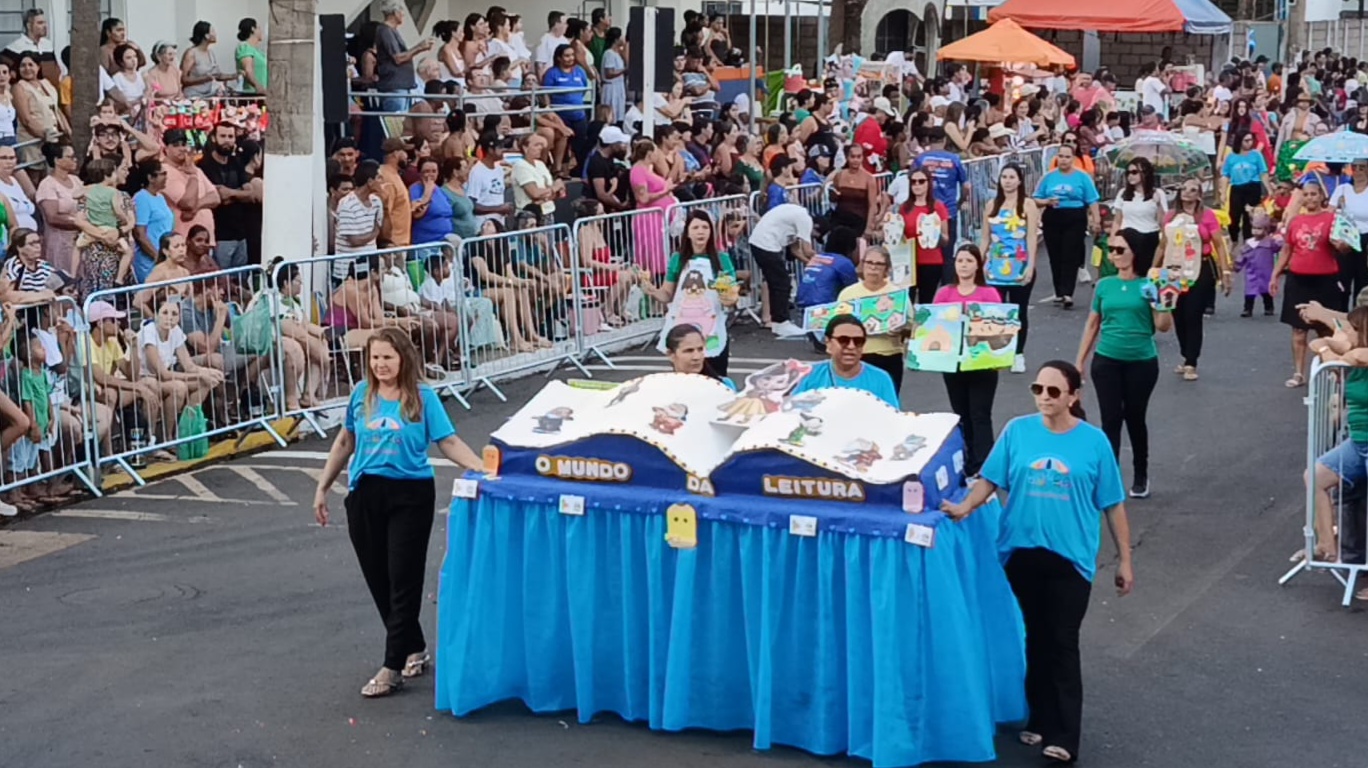 Desfile cívico reúne escolas, instituições e grande público no aniversário de 78 anos de Aparecida do Taboado